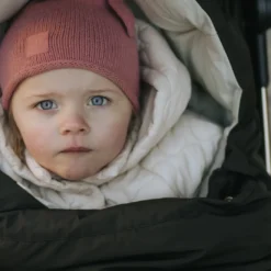 Stickad Mössa - Rosy Bow