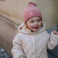 Stickad Mössa - Rosy Bow